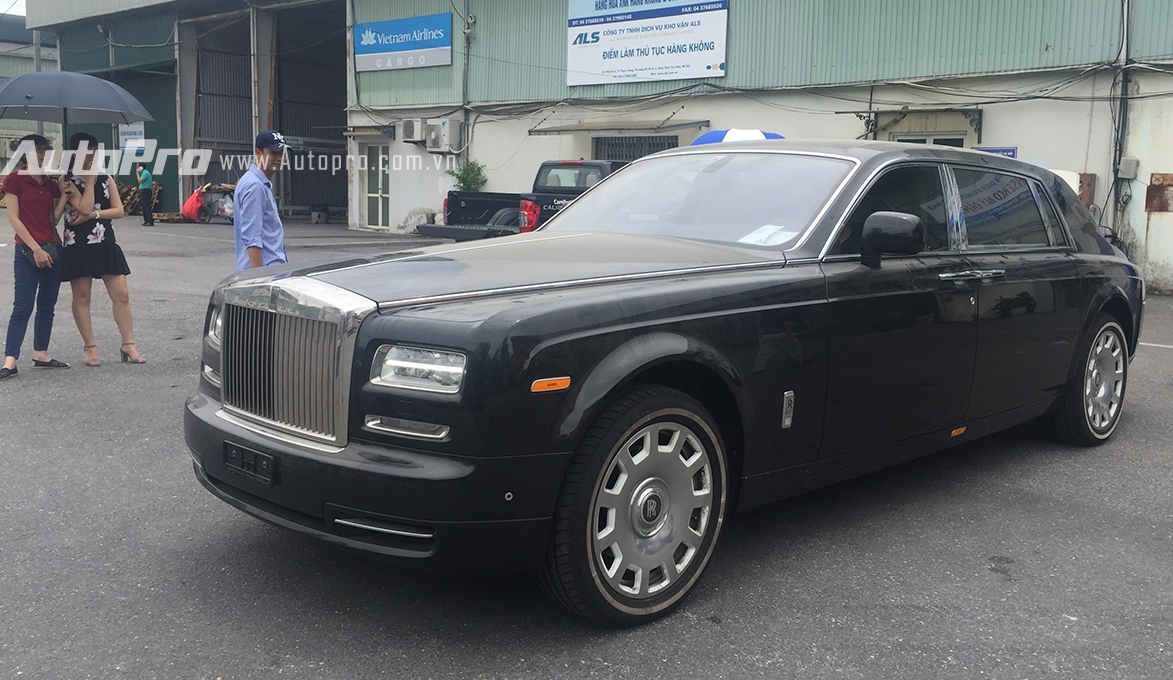 Xế sang 'xếp hàng' chờ tới lượt thông quan